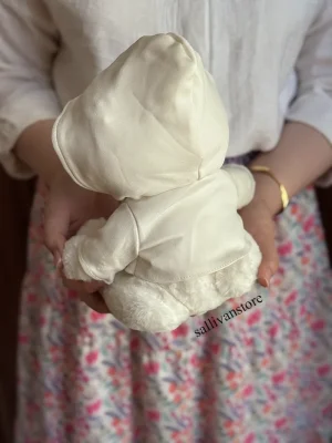 عروسک خرس هودی دار سفید از نمای پشت