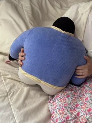 عروسک پنگوئن بدنساز آبی از نمای پشت