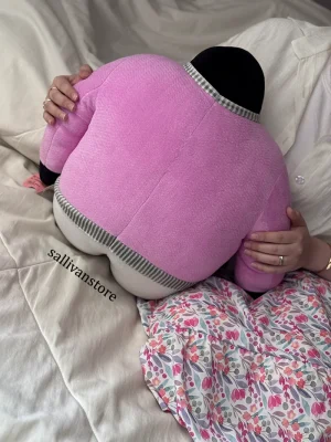 عروسک پنگوئن بدنساز صورتی از نمای پشت