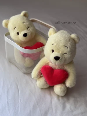 وینی پوو قلب به دست عروسک وینی پوه قلب به دست